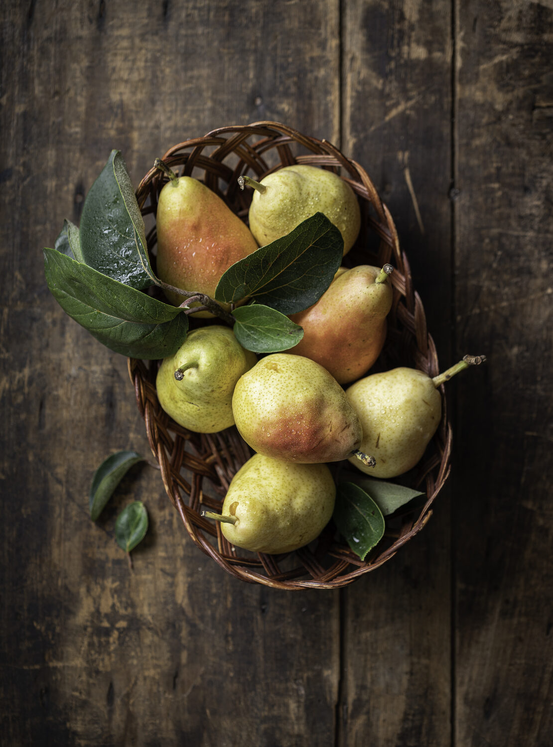Panier de poires et feuilles de sauge