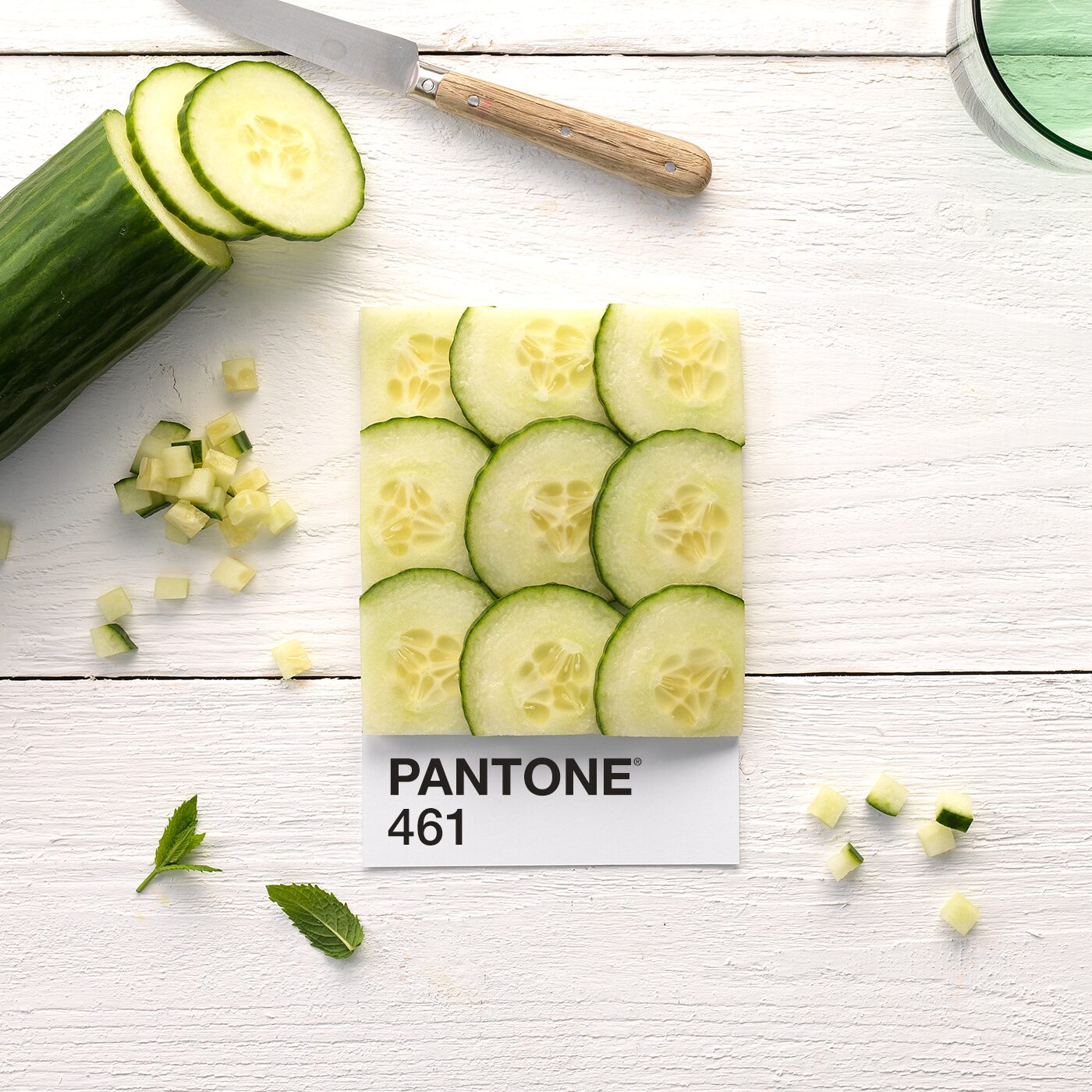Composition créative façon nuancier Pantone au concombre