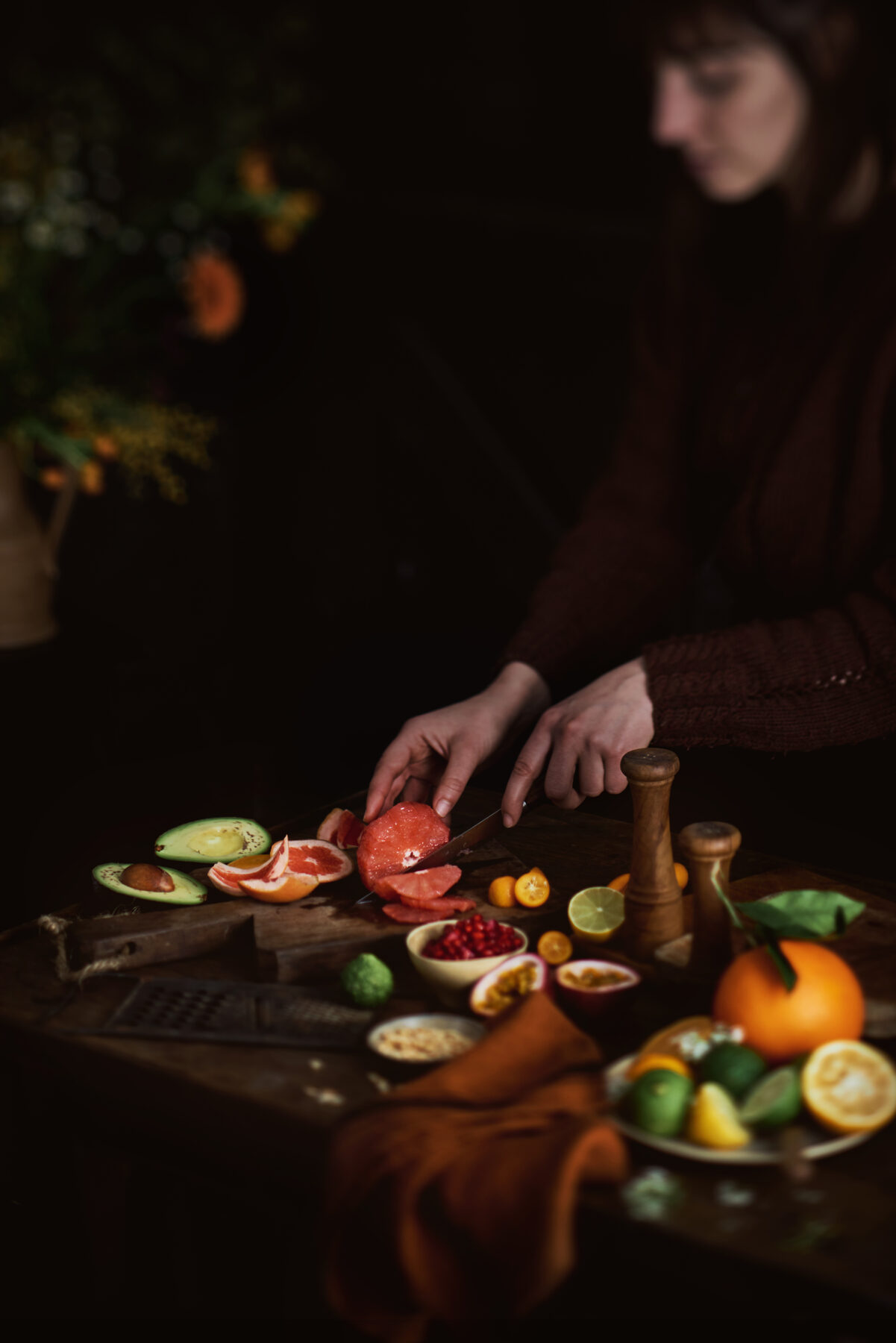 Alexandra Pasti composant une nature morte culinaire en studio