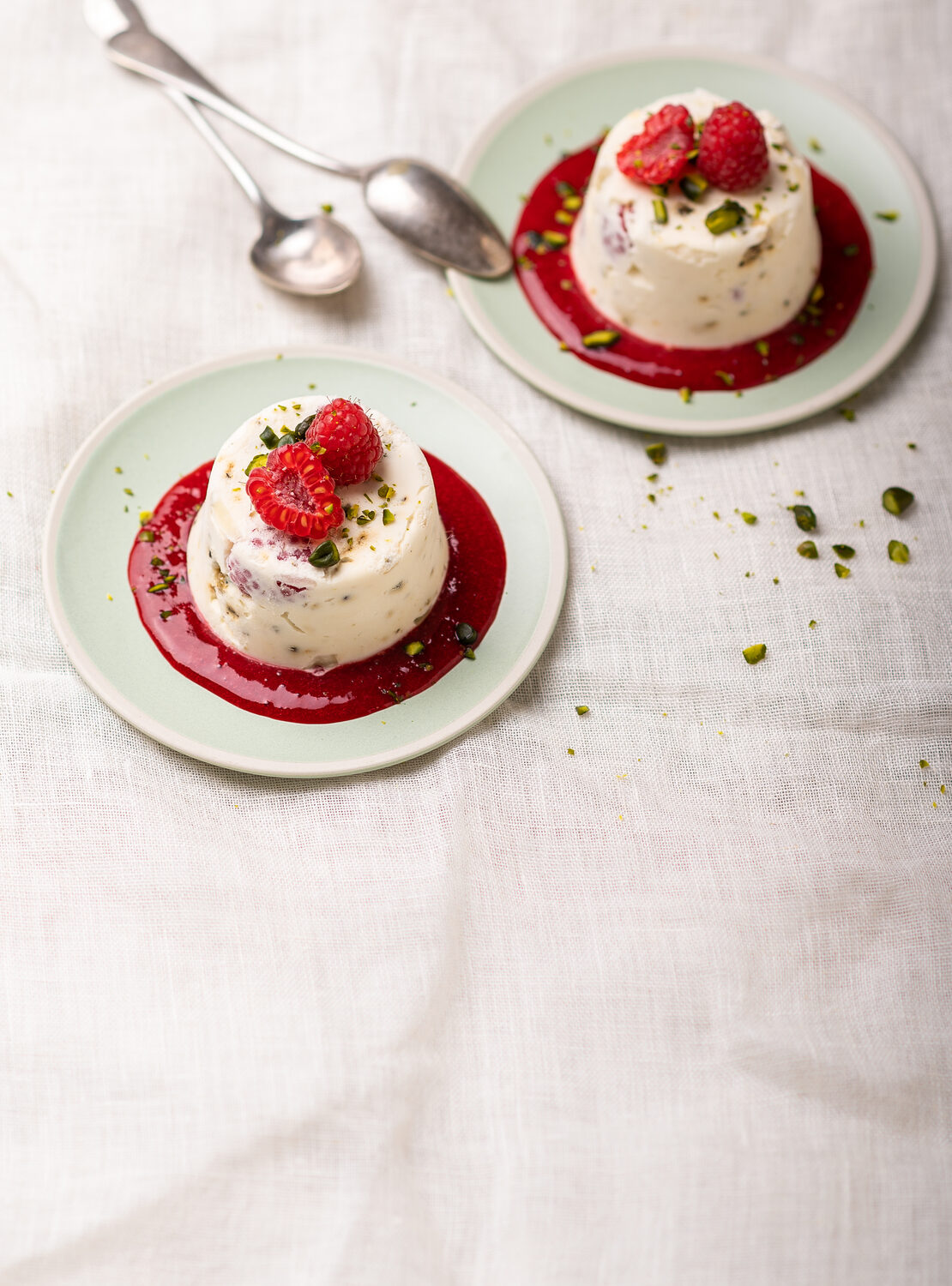 Nougat glacé pistache et framboise dressé à l’assiette
