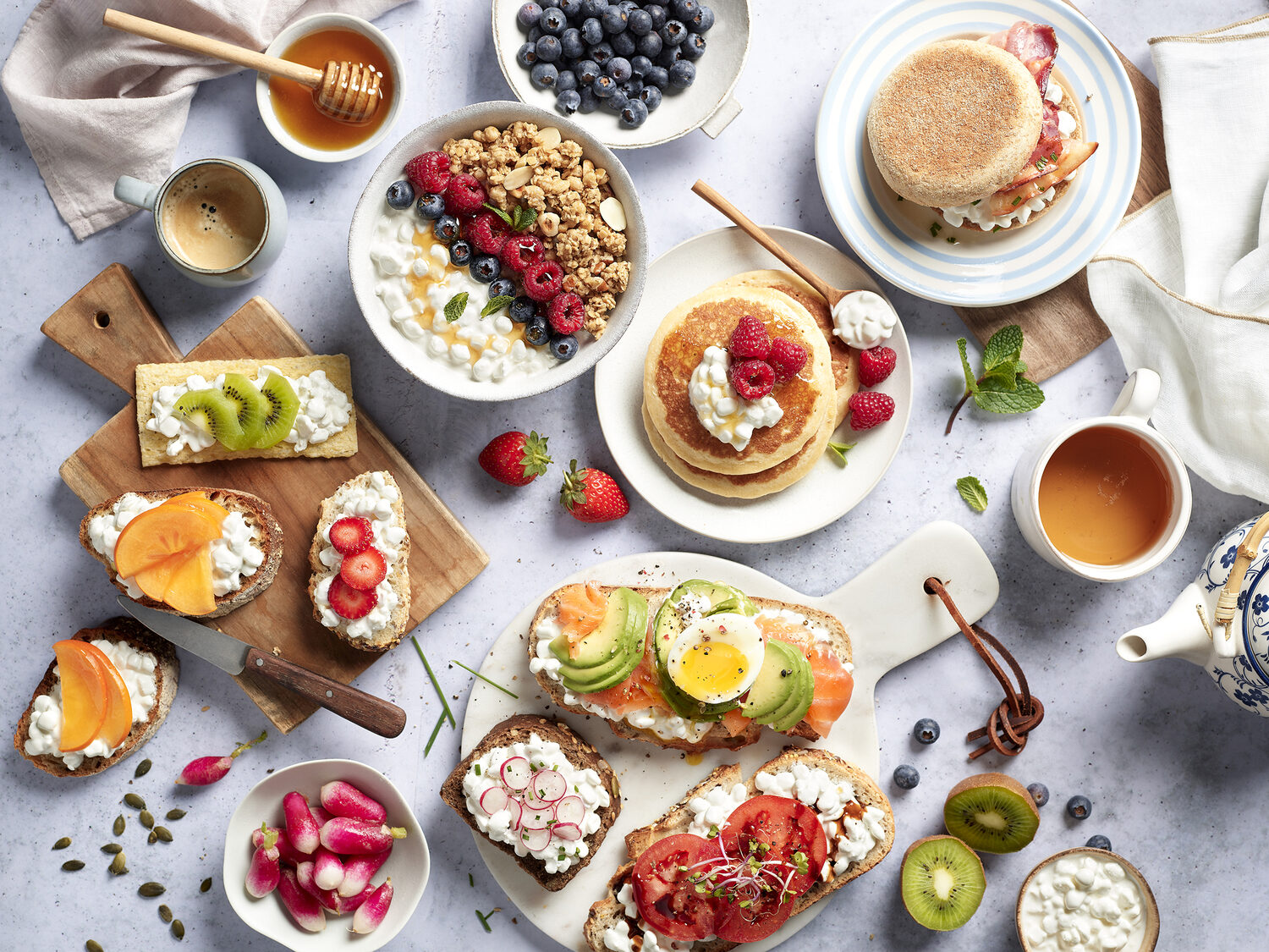 Grande tablée de petit-déjeuner vue de dessus